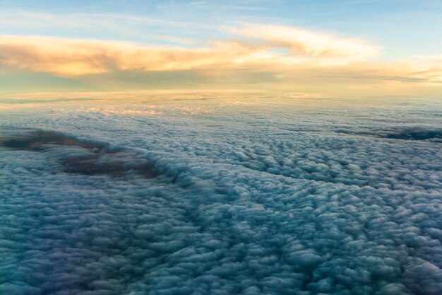 Ciel bleu avec les nuages, vue aérienne