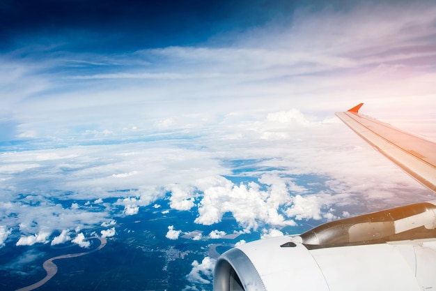 Ciel bleu avec les nuages de la vue de l'avion