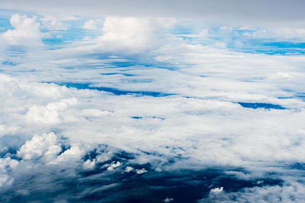 ciel bleu avec les nuages de la vue de l'avion