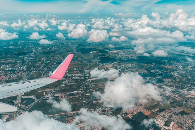 Ciel bleu avec les nuages de la vue en avion