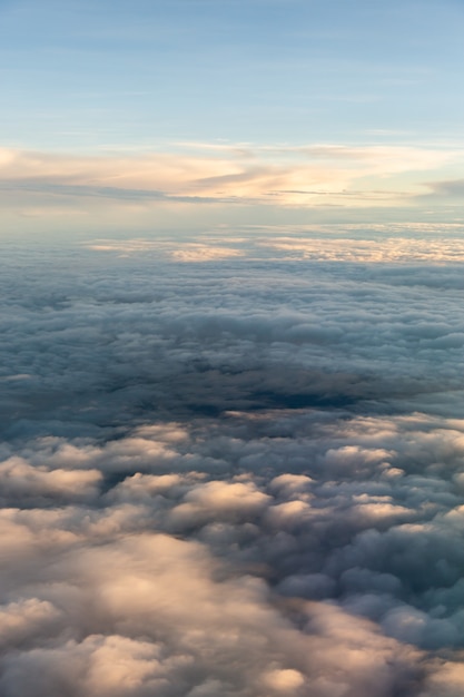 ciel bleu avec les nuages de la vue en avion