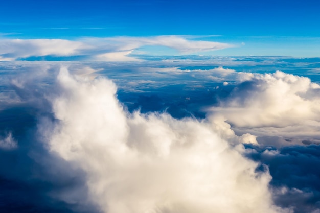 Ciel bleu avec les nuages de la vue d'avion