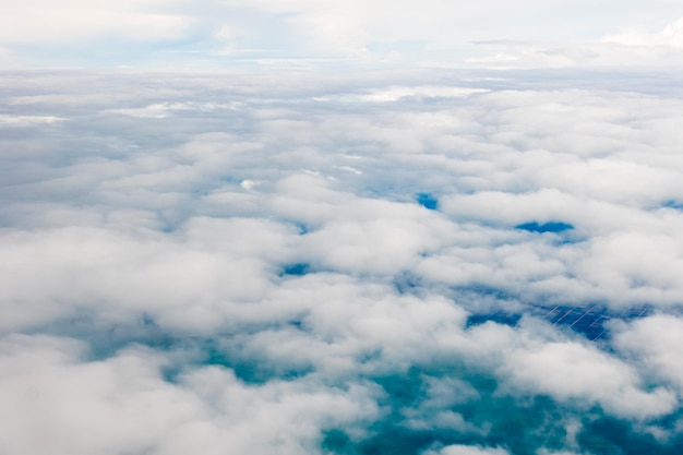 Ciel bleu avec les nuages de la vue d'avion