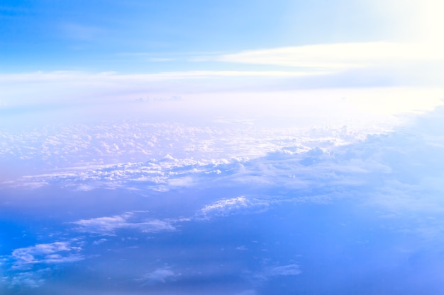 Ciel bleu avec des nuages. Vue de dessus