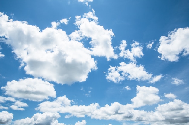 ciel bleu avec des nuages.