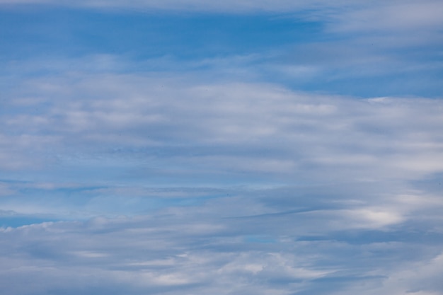 Ciel bleu avec des nuages.