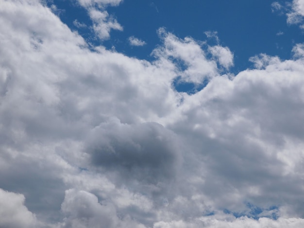 Ciel bleu avec des nuages