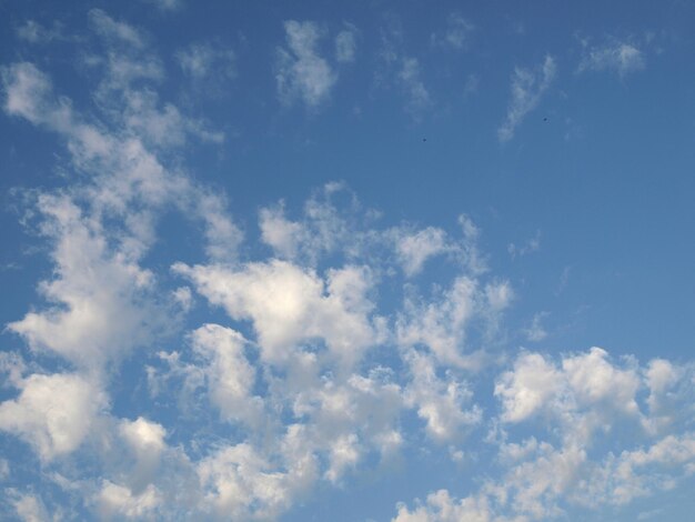 Ciel bleu avec des nuages