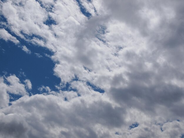 Ciel bleu avec des nuages