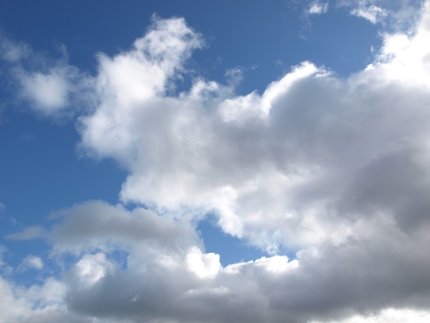 Ciel bleu avec des nuages