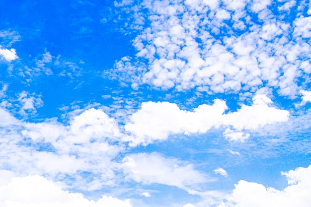 Un ciel bleu avec des nuages