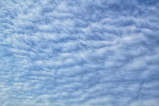 Photo un ciel bleu avec des nuages