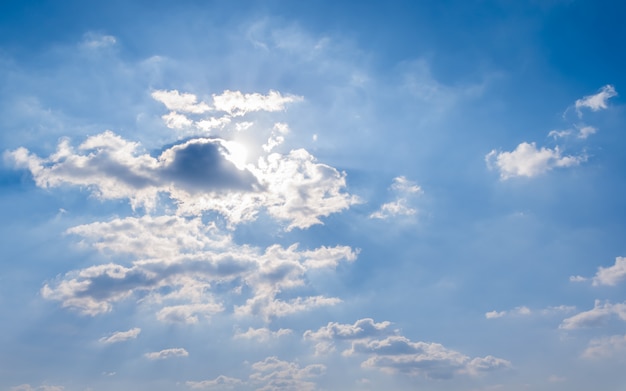 Ciel bleu avec des nuages