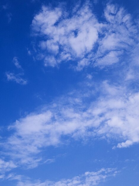 Ciel bleu avec des nuages