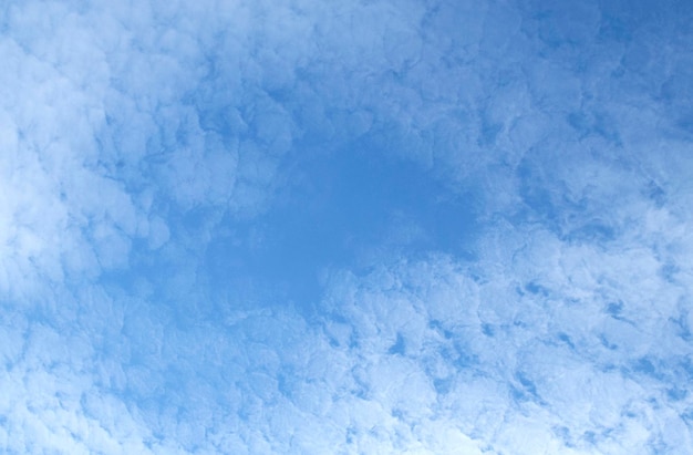 Un ciel bleu avec des nuages