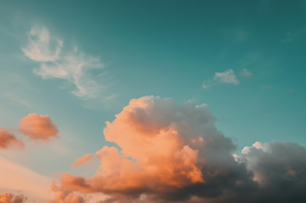 Un ciel bleu avec des nuages