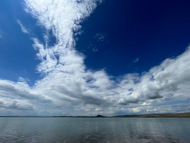 Ciel bleu et nuageux au-dessus du paysage du lac. Journée ensoleillée d'été.