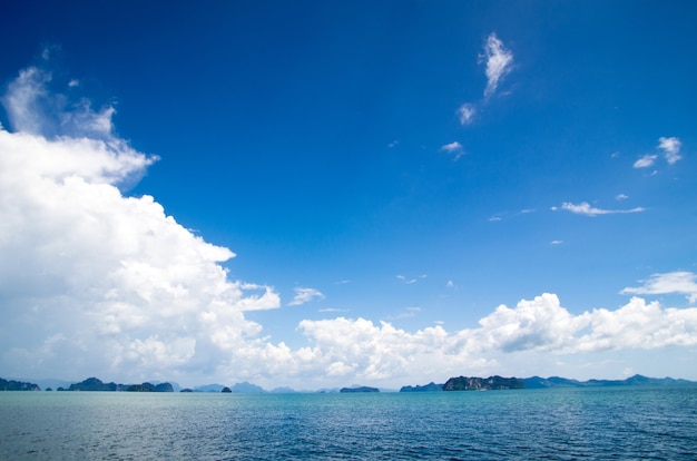 Ciel bleu nuageux au-dessus d'une surface de la mer