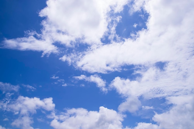 Ciel bleu nuageux blanc vue naturelle