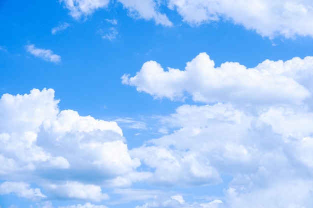 Ciel bleu avec nuageux avec élément de composition de ciel naturel lumière du jour de fond de conception