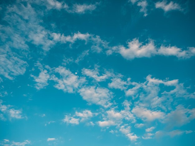 ciel bleu nuageux en journée ensoleillée