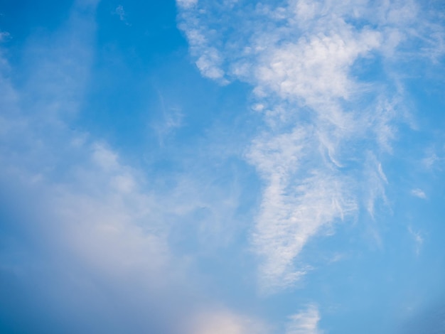 ciel bleu nuageux en journée ensoleillée.