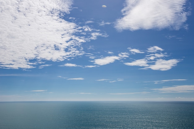 Ciel bleu nuageux avec mer bleue en été