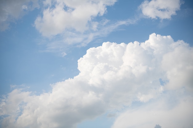 Ciel bleu nuageux avec des nuages blancs par temps ensoleillé, ciel.