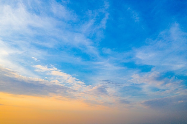 Ciel bleu orange et jaune avec le nuage au crépuscule en Thaïlande