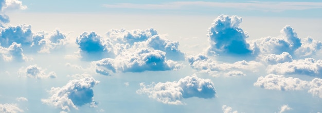 Ciel bleu avec panorama de nuages blancs