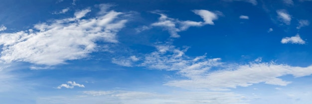 Photo un ciel bleu panoramique aux couleurs vibrantes avec des nuages blancs par une journée ensoleillée un magnifique nuage cirrus photo panoramique haute résolution