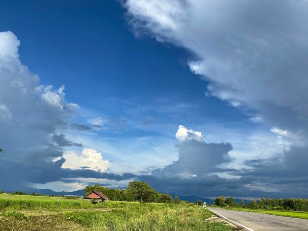 Photo ciel bleu panoramique avec fond de nuages et de routes