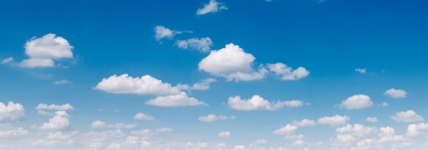 Ciel bleu panoramique avec des nuages blancs