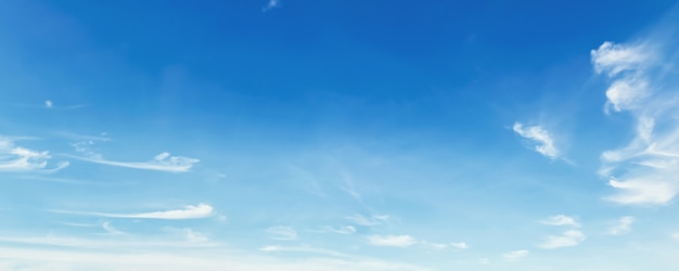 Ciel bleu panoramique avec nuages