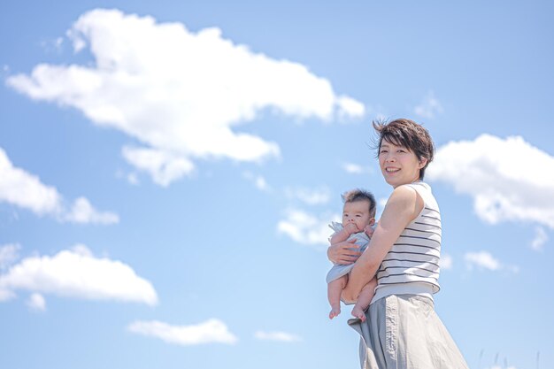 Ciel bleu et parent et enfant