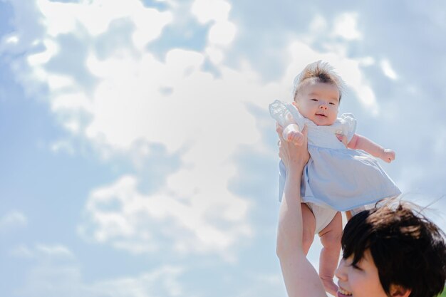 Ciel bleu et parent et enfant