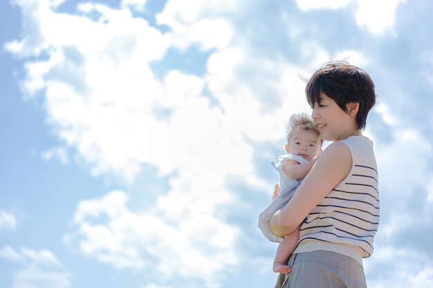 Ciel bleu et parent et enfant