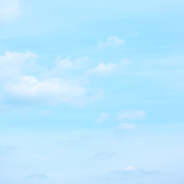 Ciel bleu pastel clair petits nuages - arrière-plan avec un espace pour votre propre texte