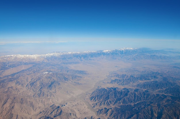 Ciel bleu et paysage de montagnes en avion volant