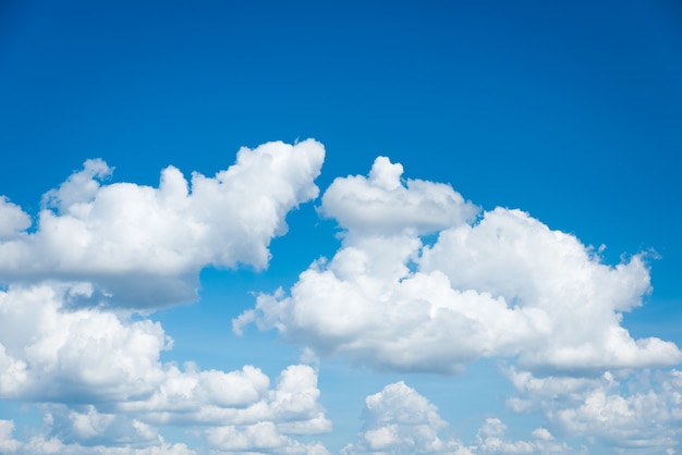 Ciel bleu et paysage de nuages ​​blancs