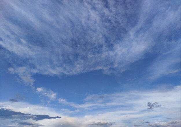 Ciel bleu avec des peintures de la nature avec des nuages