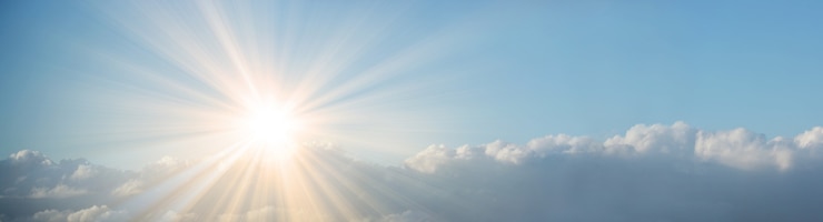 Photo ciel bleu pendant une journée ensoleillée avec la lumière du soleil.