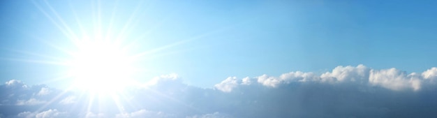 Ciel bleu pendant une journée ensoleillée avec la lumière du soleil