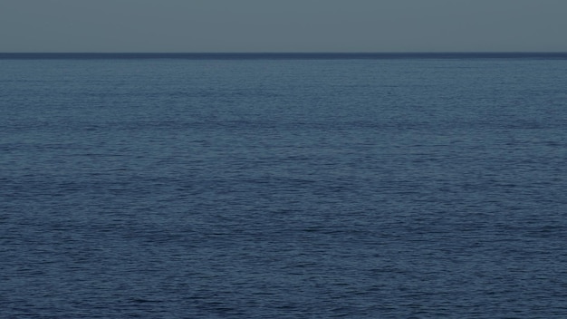 Ciel bleu et petites vagues lisses paysage spectaculaire nuages au-dessus de la mer ou de l'océan