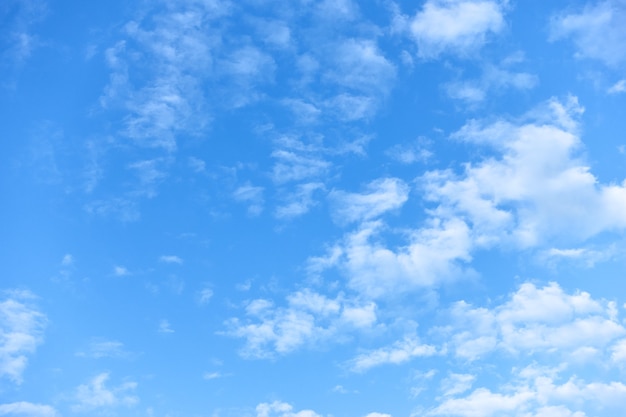 Ciel bleu avec de petits nuages blancs floconneux.