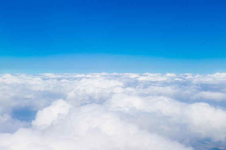 Photo ciel bleu avec photographie aérienne de nuages blancs