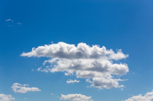 Ciel bleu profond avec fond de nuages blancs