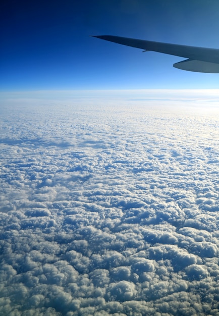 Ciel Bleu Profond Et Nuages Blancs Avec Une Aile D'avion Vue D'avion Pendant Le Vol