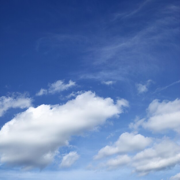 Ciel bleu profond avec des nuages blancs, peut être utilisé comme arrière-plan, recadrage carré