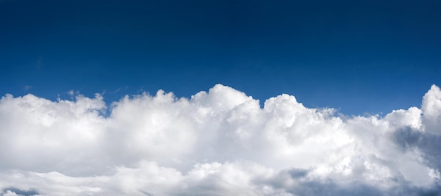 Ciel bleu profond et nuages blancs